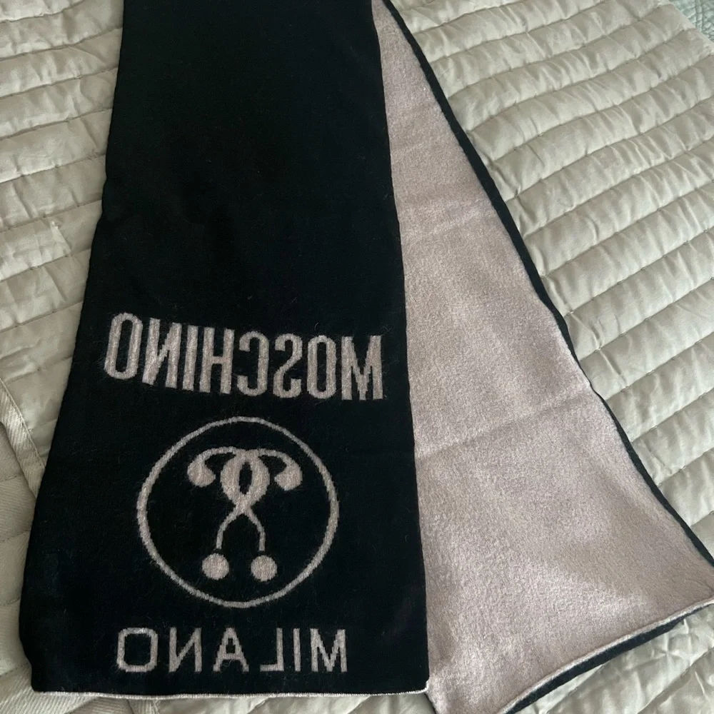 Muschino women wool scarf - Picture 2 of 3